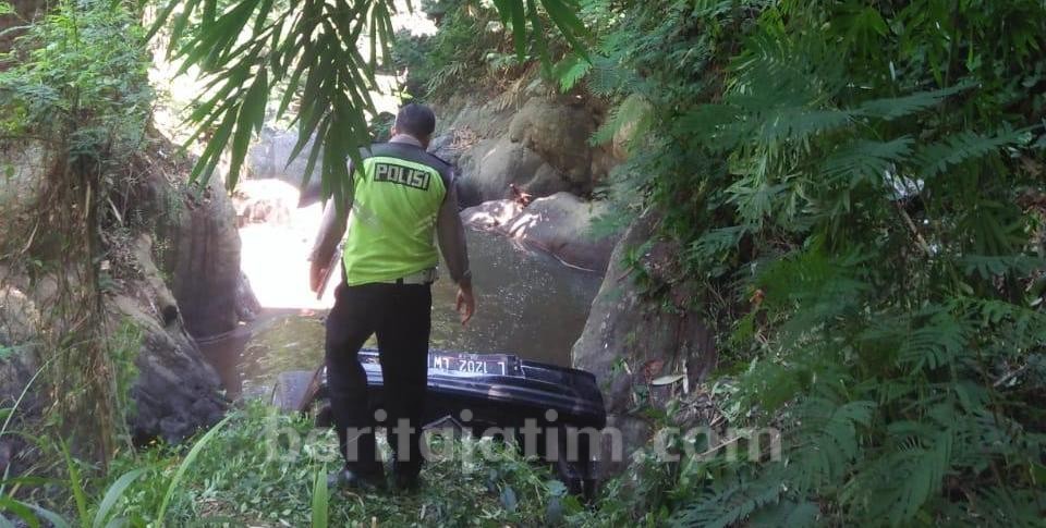 Honda Maestro Nabrak Jembatan lalu Terjun ke Sungai Ireng-ireng