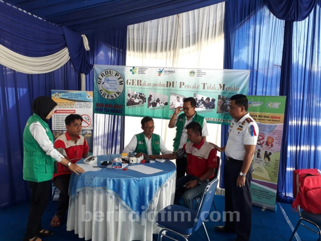 Awak Bus Diperiksa Sebelum Melayani Pemudik