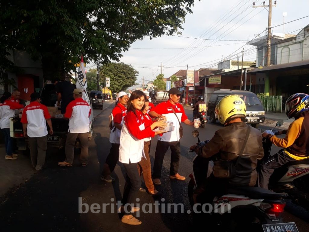 Berbagi Takjil, Cara LIRA Malang Peringati Hari Lahir Pancasila