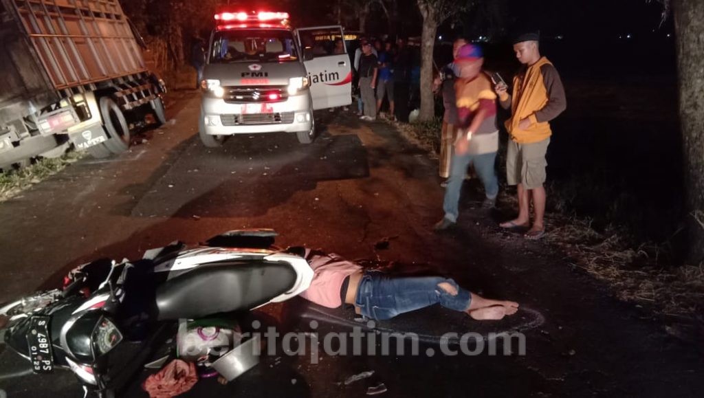 Hindari Pikap Mogok, Emak-emak Tewas Tertabrak Truk