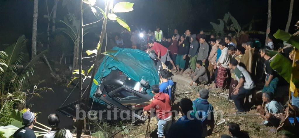 Truk Pengangkut Pasir di Ponorogo Nyemplung Jurang