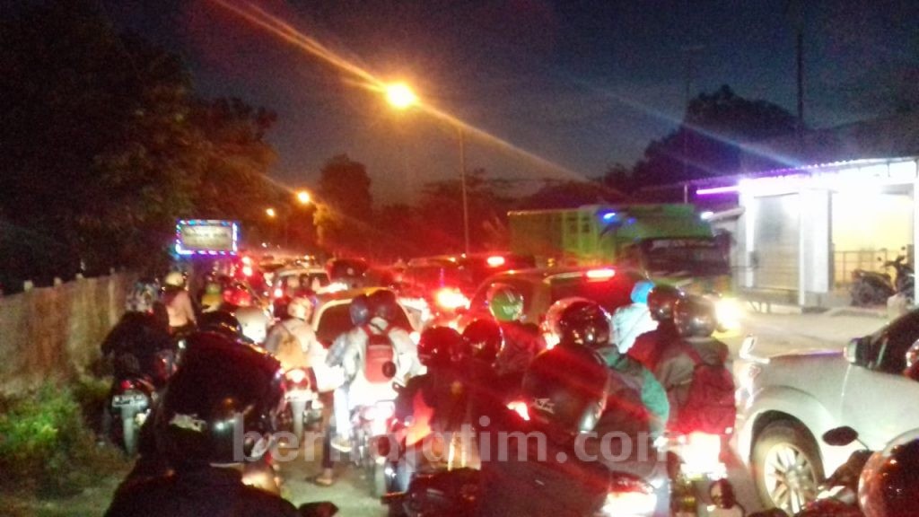 Malam Ini Arus Lalin di Blega Bangkalan Padat Merayap