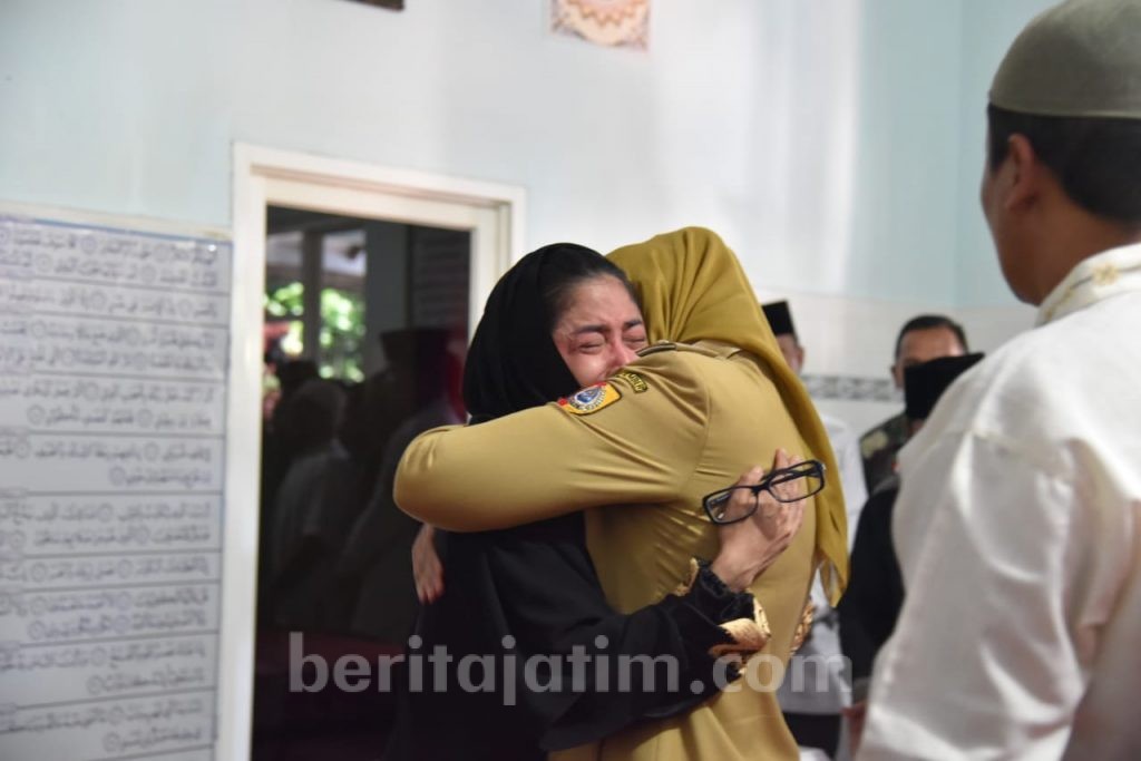 Dewi Persik Menangis di Pelukan Bupati Faida
