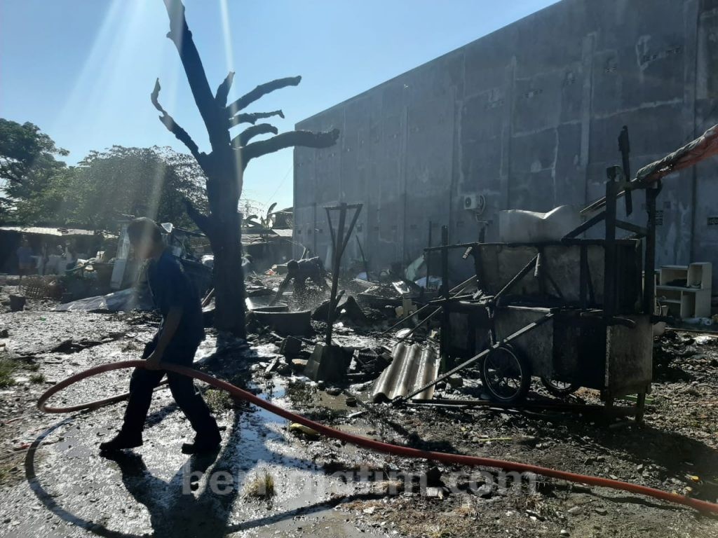 Lahan Rongsokan di Gresik Ludes Terbakar