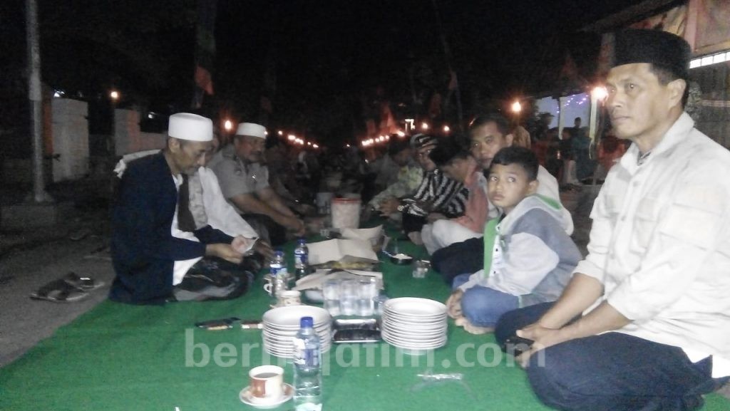 Lebaran Ketupat, Warga Kediri Gelar Tradisi Nyalakan Seribu Oncor