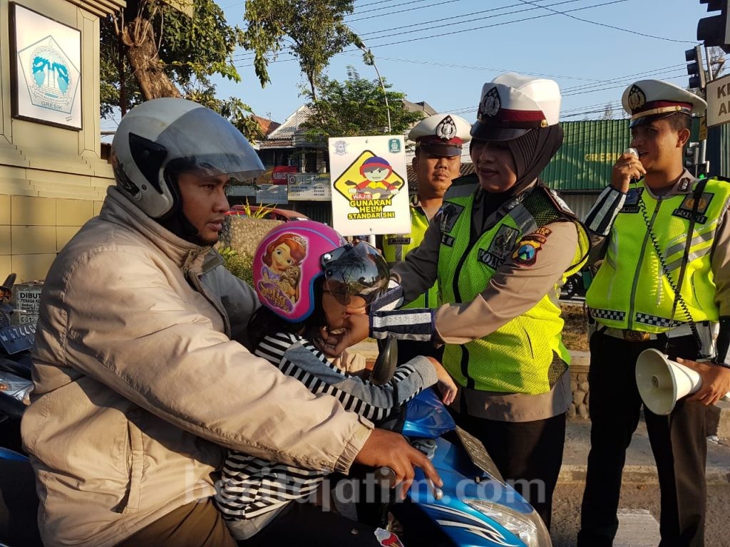 Polisi Gresik Bagi-bagi Helm Buat Anak Usia Dini