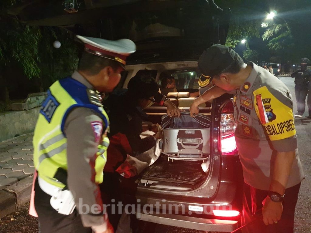Polisi Gresik Lakukan Penyekatan Kendaraan Jelang Putusan MK