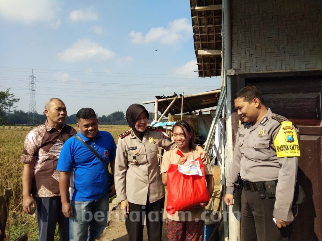 Bakti Sosial, Kapolsek Wagir Beri Sembako Warga Miskin