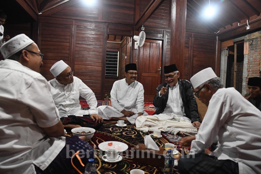 Kiai Sepuh Jatim Berharap Jokowi dan Prabowo Bertemu