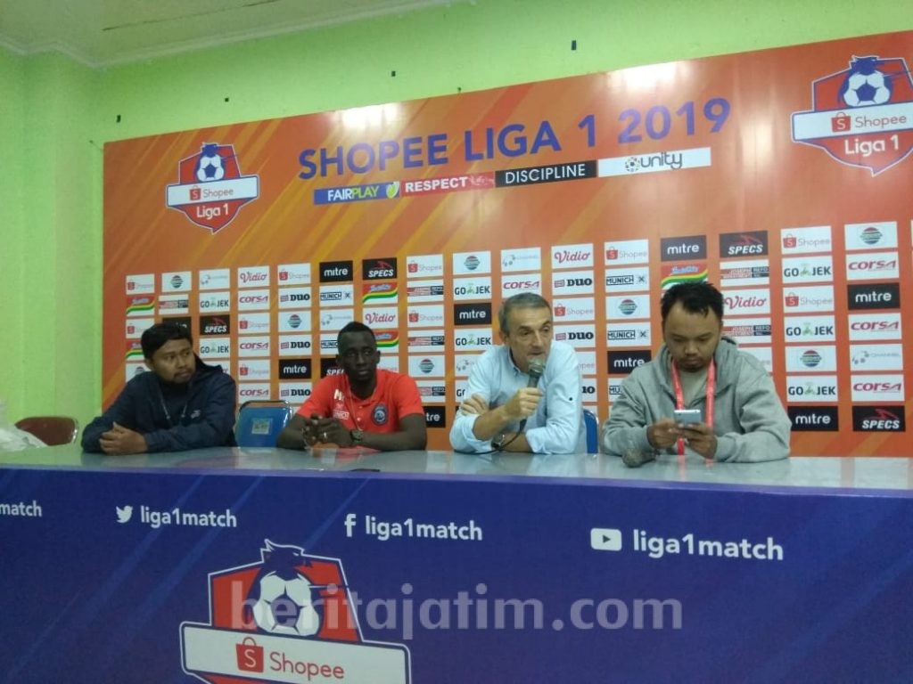 Pelatih Arema FC: Sepak Bola Permainan yang Kejam