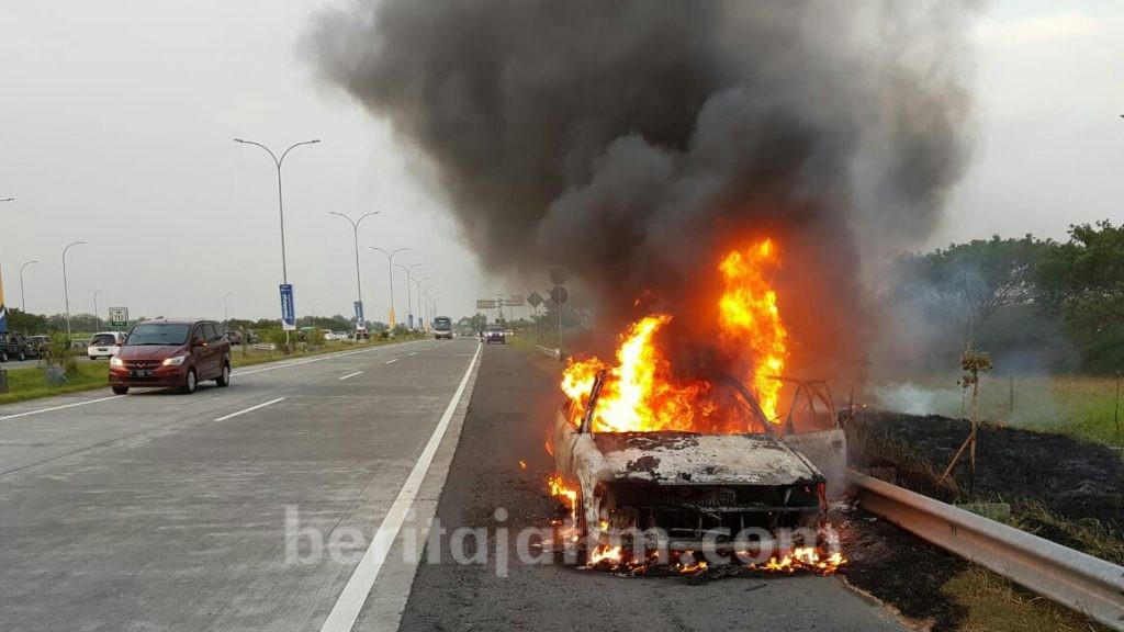 Selang Bensin Pecah, Sedan Terbakar di KM 782 Tol Sumo