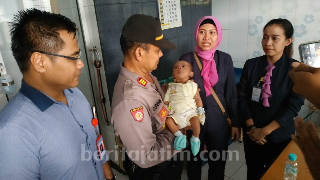 Mobil Carry Parkir Sebelum Bayi Mungil Ditemukan di Mojokerto
