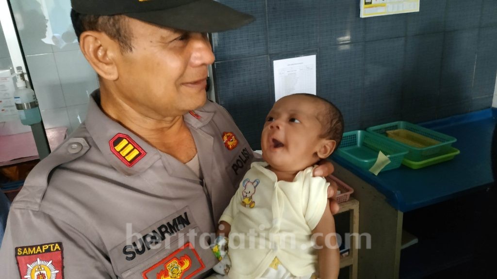 Geger Bayi Laki-laki Ditinggalkan di Teras Toko di Mojokerto