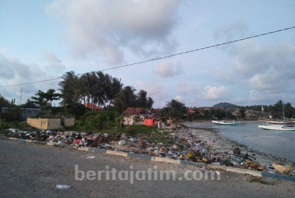Sampah Berserakan di Bibir Pantai Masalembu