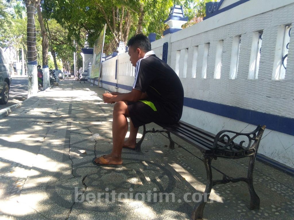 Fasilitas Umum Kursi Besi di Alun-alun Sampang Dicuri