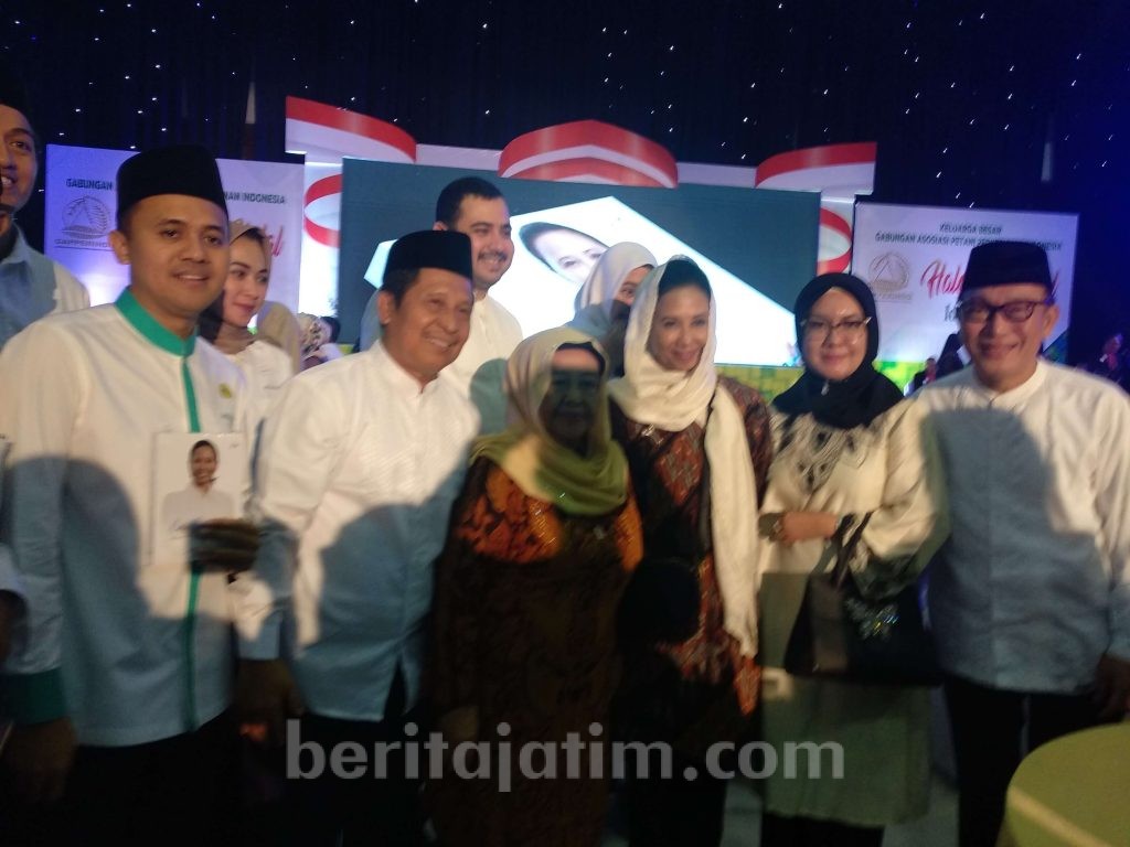 Rini Soemarno Menangis Setelah Menerima Buku