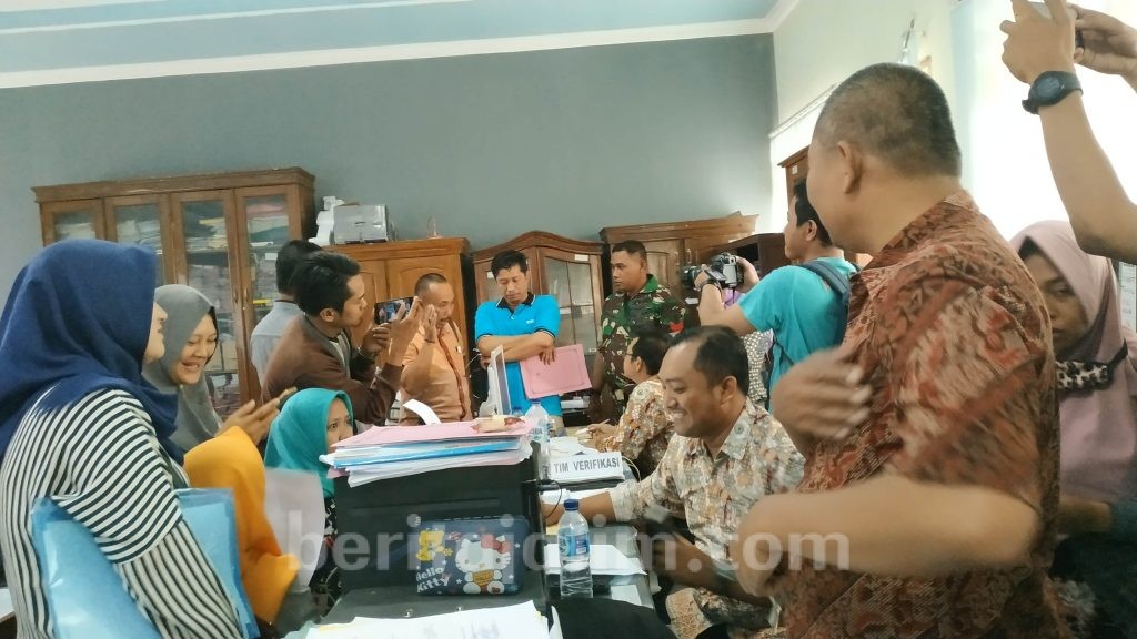 Nama Anak Hilang, Puluhan Calon Orang Tua Siswa Datangi Kantor Dinas Pendidikan Kabupaten Mojokerto