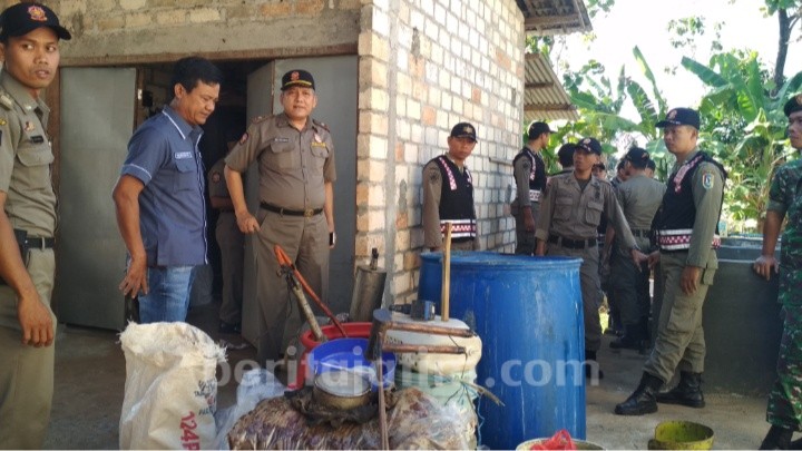 Polisi Gerebek Pabrik Miras Berkedok Budidaya Lele di Tuban