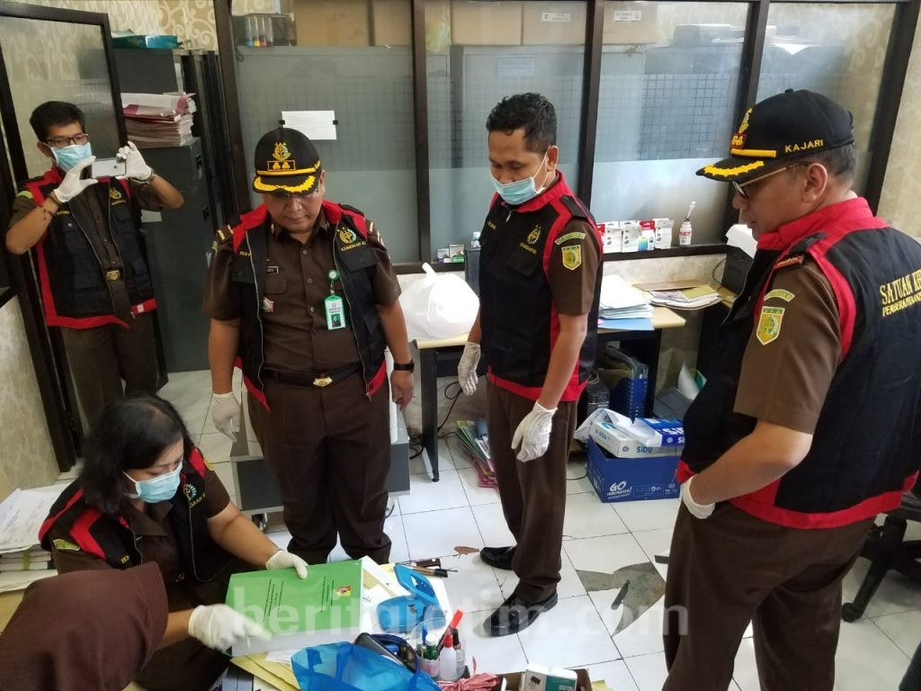 Jaksa Sita Dua Kopor Dokumen dari Kantor ULP dan Disperindag Jember