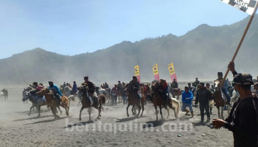 Serunya Pacuan Kuda Tradisional di Gunung Bromo