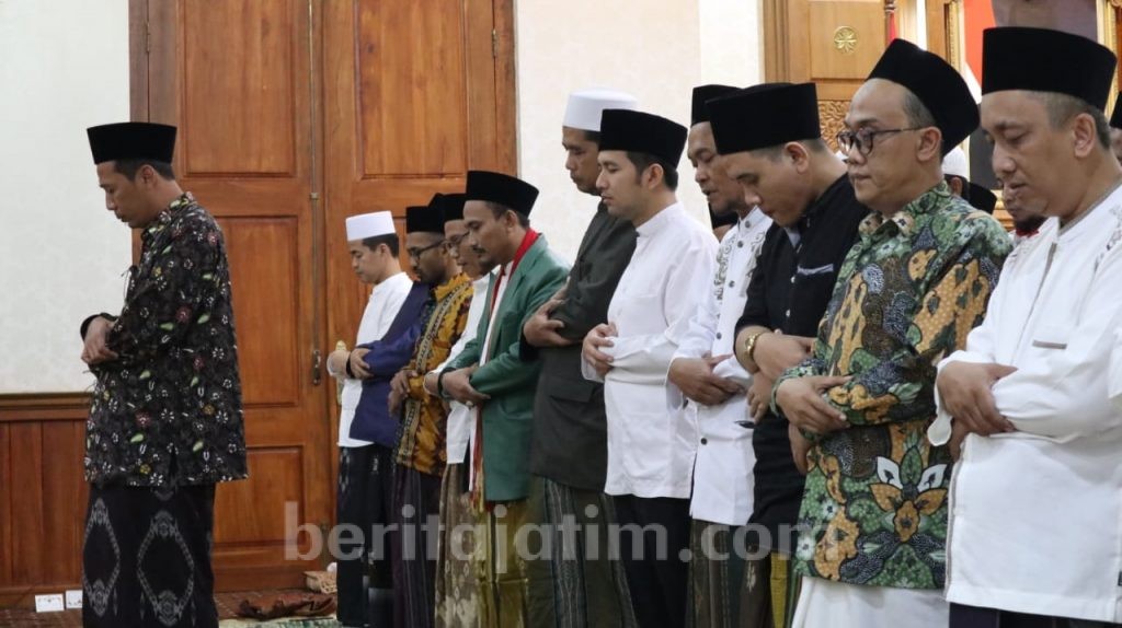 Emil Dardak Jadi Makmum Shalat Ghoib untuk Ani Yudhoyono di Grahadi