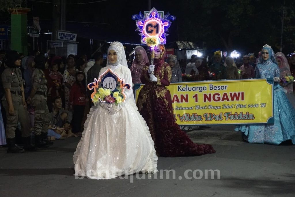 Festival Takbir Keliling di Depan Masjid Agung Ngawi Meriah