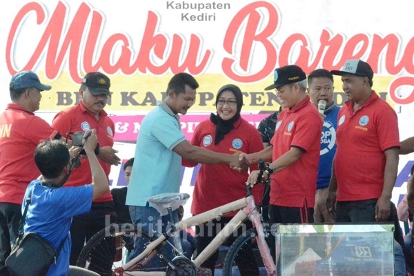 Jalan Sehat Peringati HAI, Wabup Kediri Serahkan Hadiah Sepeda