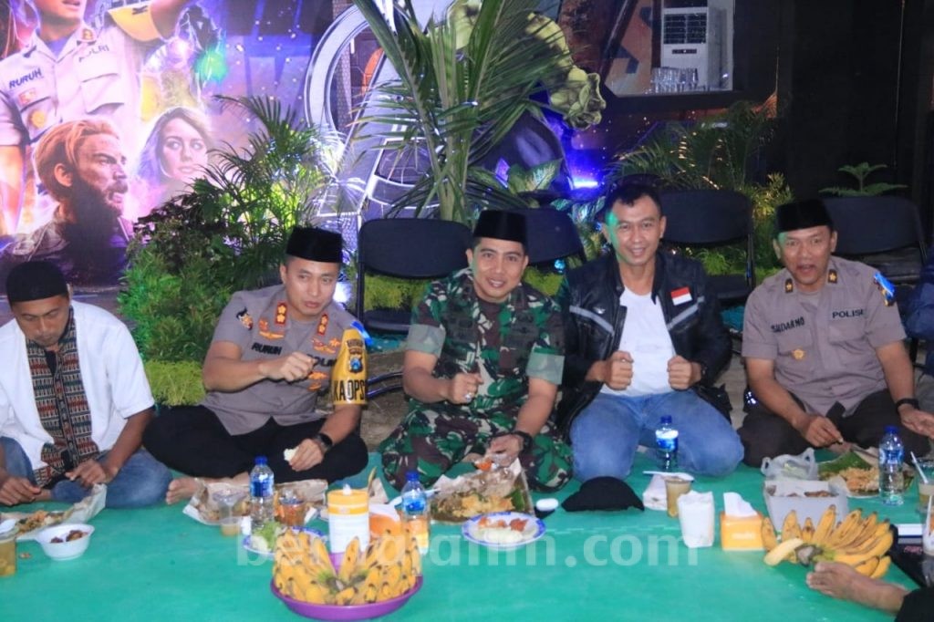 Dandim Bersama Kapolres Madiun Gelar Buka Puasa Bersama di Tol Dumpil