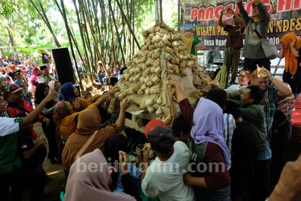 Warga Kediri Kirab Gunungan Ketupat Lalu Makan Bersama di Wisata Sor Pring