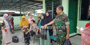 Tukang Becak dan Warakawuri Kaget Dapat Sembako dari Koramil Simokerto