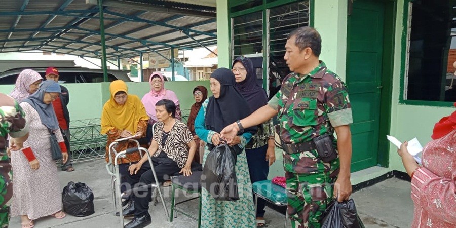 Tukang Becak dan Warakawuri Kaget Dapat Sembako dari Koramil Simokerto