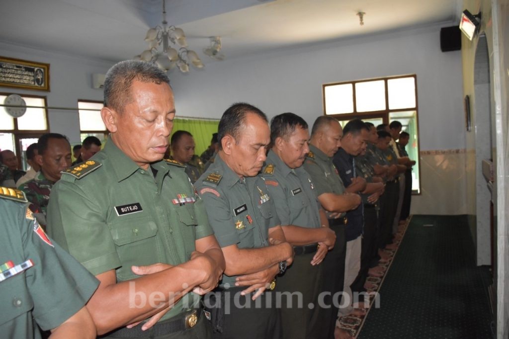 Prajurit Korem CPYJ Mojokerto Salat Ghoib untuk Jendral (Purn) George Toisutta