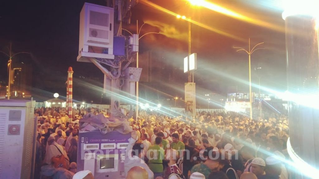 Jamaah Sholat Meluber Sejauh 3 KM dari Masjidil Haram