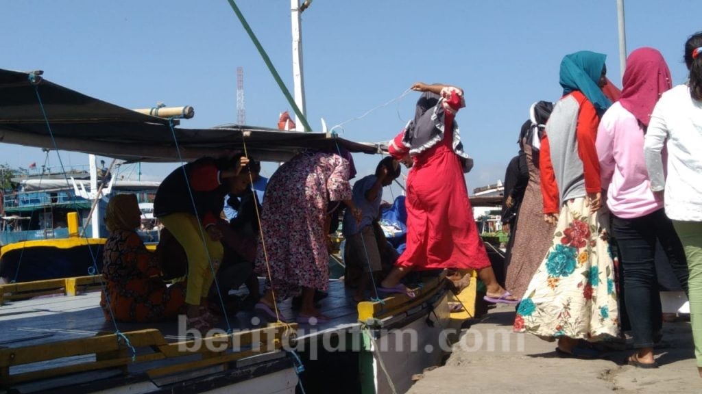Warga Gili Probolinggo Rayakan ‘Tradisi Toron Petolekoran’