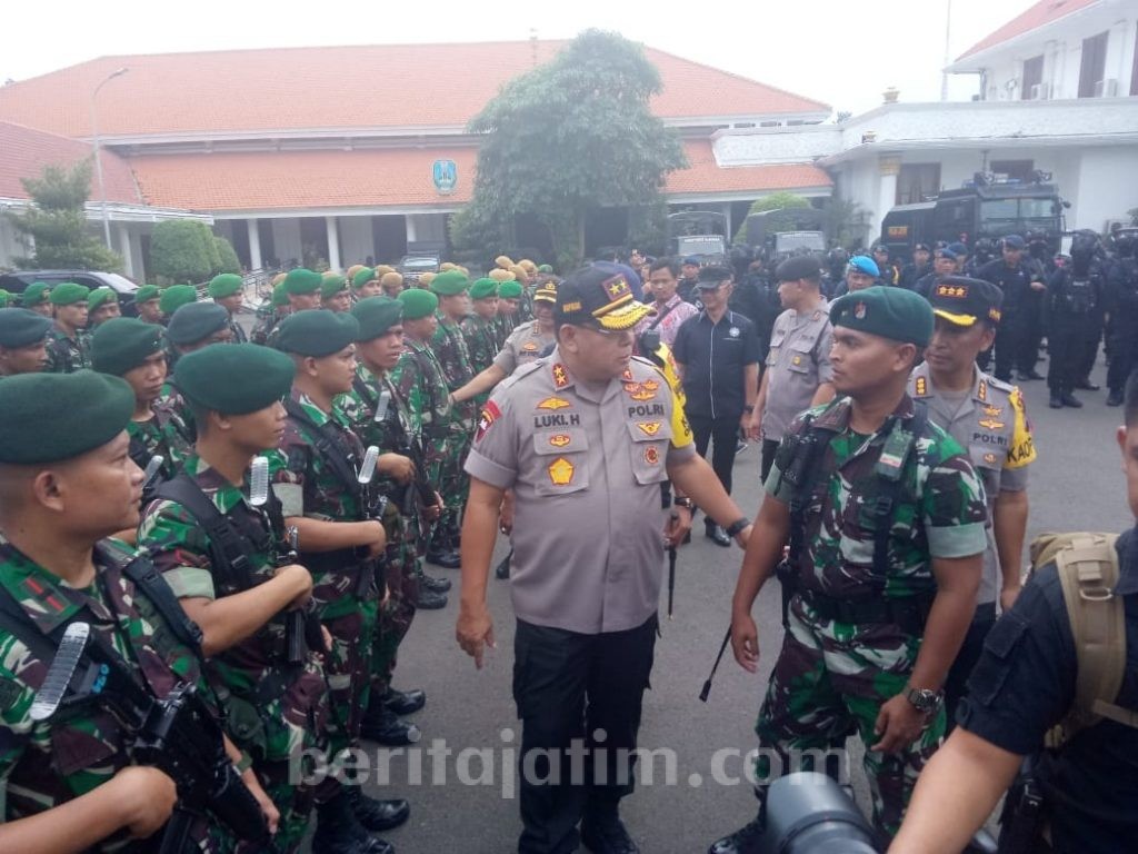 Ansipasi Demo, Prajurit Yonif Raider 500/Sikatan Disiagakan di Grahadi