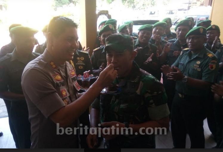 Tentara Ramai-ramai Cari Kapolres di Mapolres Probolinggo