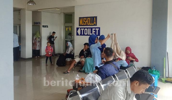 Demi Salat di Musala Ber-AC, Pengunjung Terminal Bungurasih Rela Antre