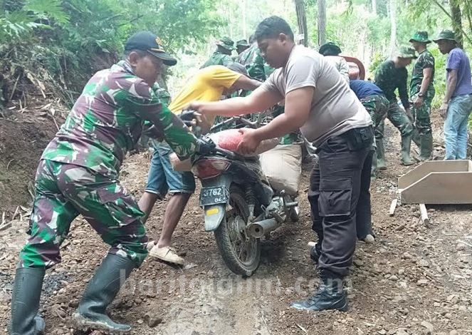 TNI-Polri Bersinergi Tuntaskan TMMD ke-105 Trenggalek