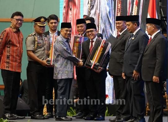 Bupati Anas Terima Penghargaan Parasamya Purnakarya Nugraha