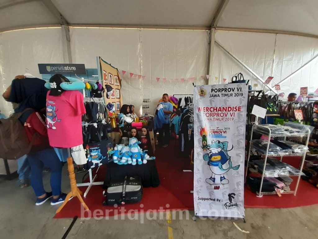 Dianggap Unik, Boneka Maskot Porprov Jatim di Lamongan Laris Manis