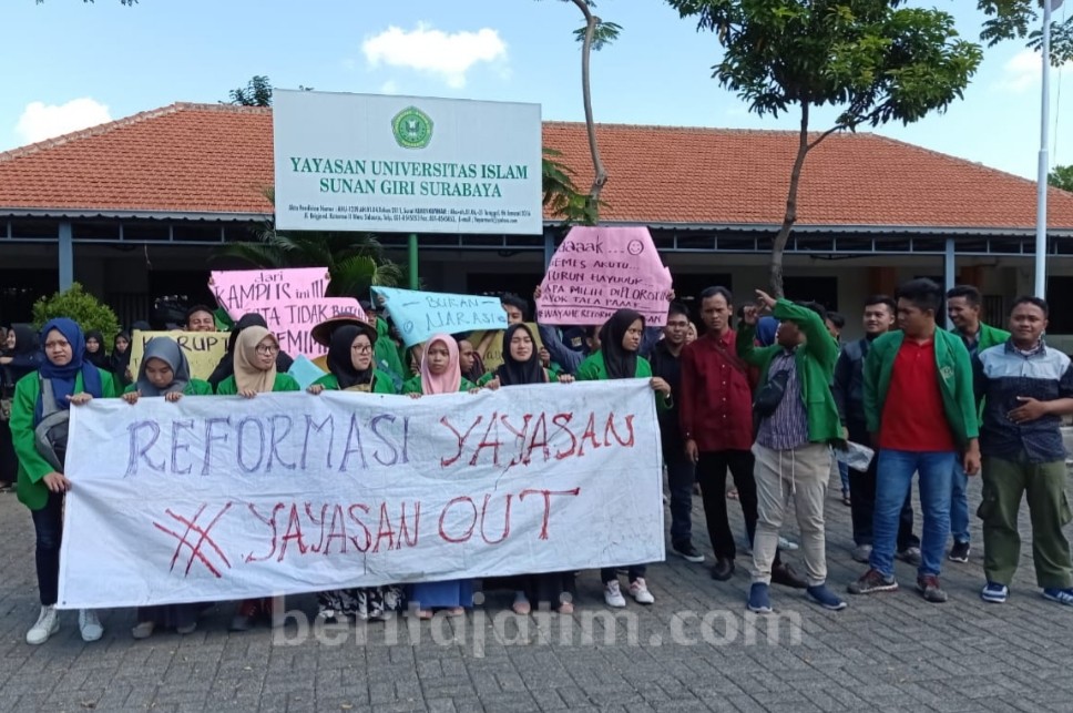 Alumni dan Mahasiswa Unsuri Sidoarjo Segel Kantor Yayasan