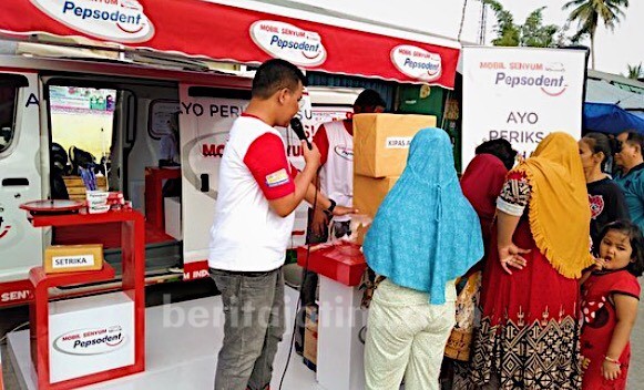 Mobil Senyum Pepsodent Mampir di Surabaya