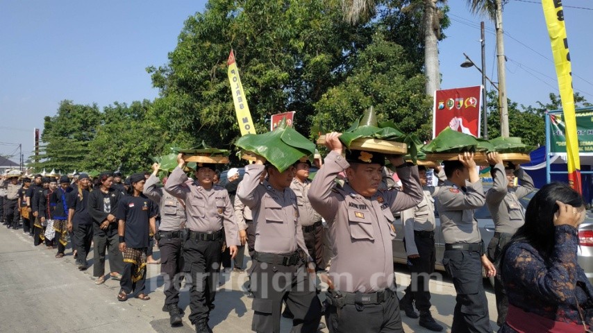 Pasukan Bhayangkara Polres Mojokerto Kirab 73 Tumpeng