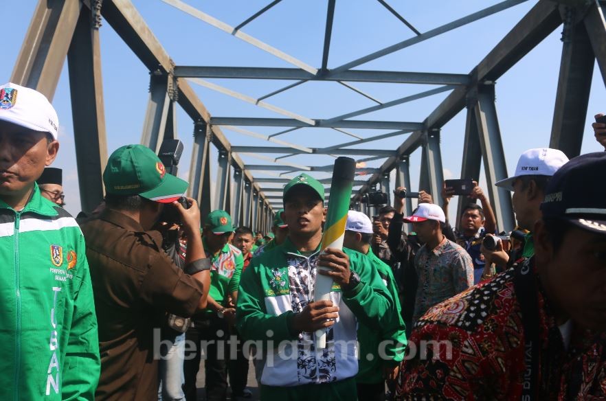Kirab Obor Porprov dari Bojonegoro ke Tuban Jadi Hiburan Gratis Masyarakat