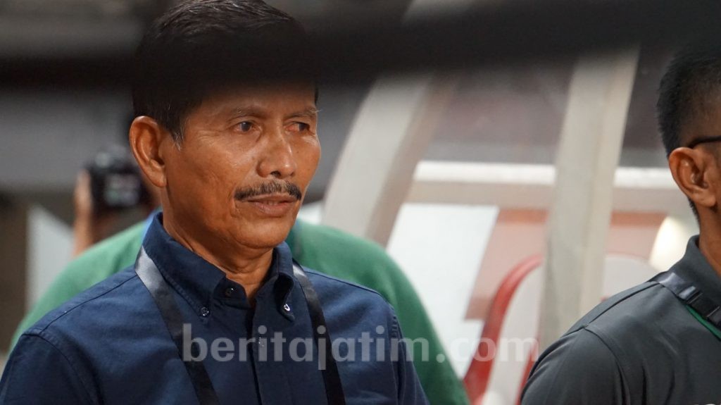 Tak Akan Mundur, Djanur Serahkan Nasibnya ke Manajemen Persebaya