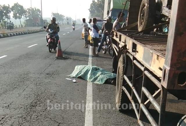Tabrak Truk Parkir, Candra Meregang Nyawa