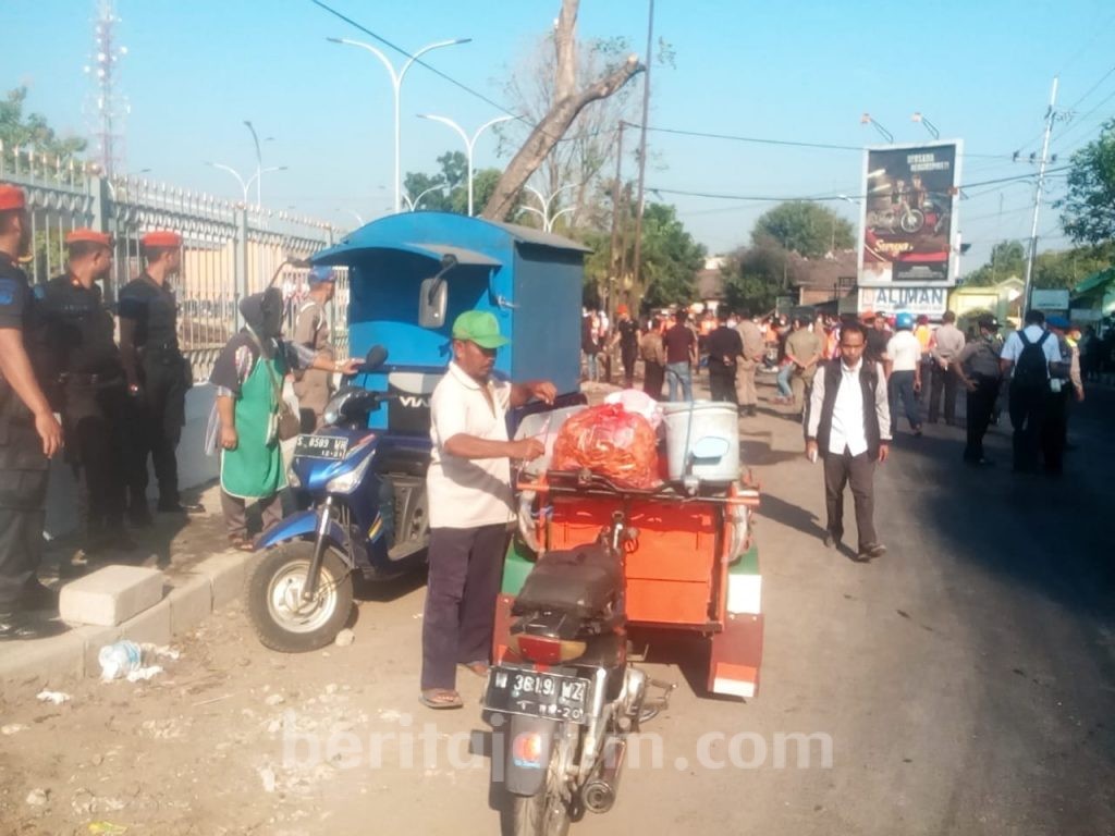 Lapak Dibongkar Petugas, Wanita Ini Mengamuk