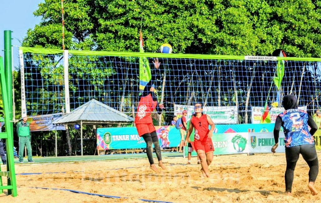 Tim Bola Voli Pantai Putri Banyuwangi Berpeluang Raih Medali Pertama