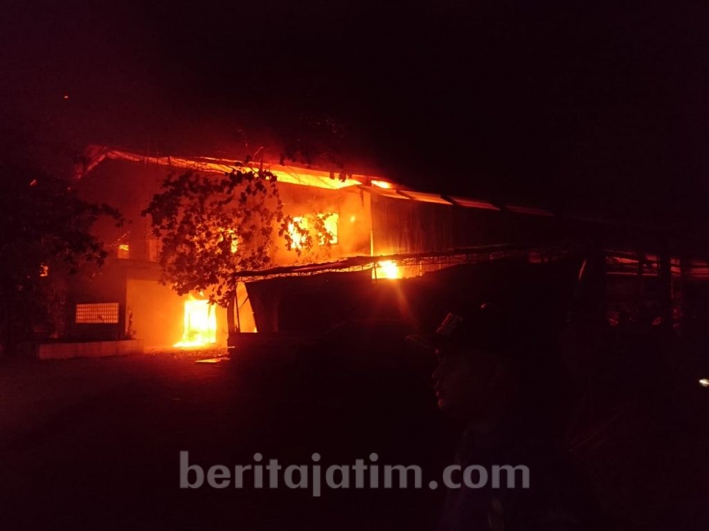 Kebakaran Pabrik Kayu, Satu Gudang Ludes, Satunya Lagi..