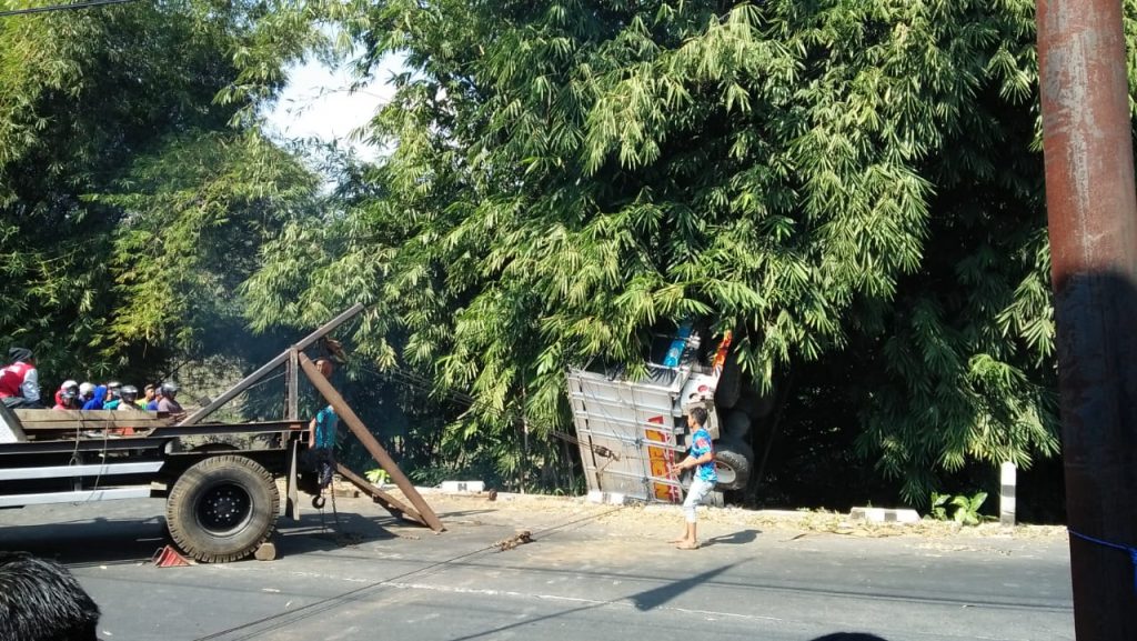 Pikap Masuk Jurang Gumitir Jember IMG-20190710-WA0004